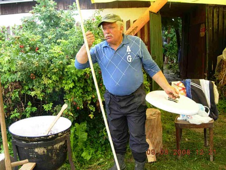 Ing.Kuba ochutnáva guláš